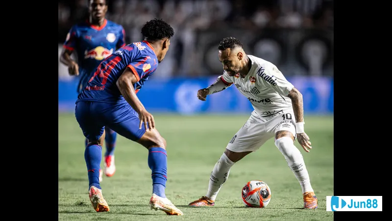 Cầu thủ Bragantino với áo đỏ đang chạy nhanh trước sự truy đuổi của cầu thủ Santos với áo trắng. Cầu thủ Bragantino với áo đỏ đang chạy nhanh trước sự truy đuổi của cầu thủ Santos với áo…