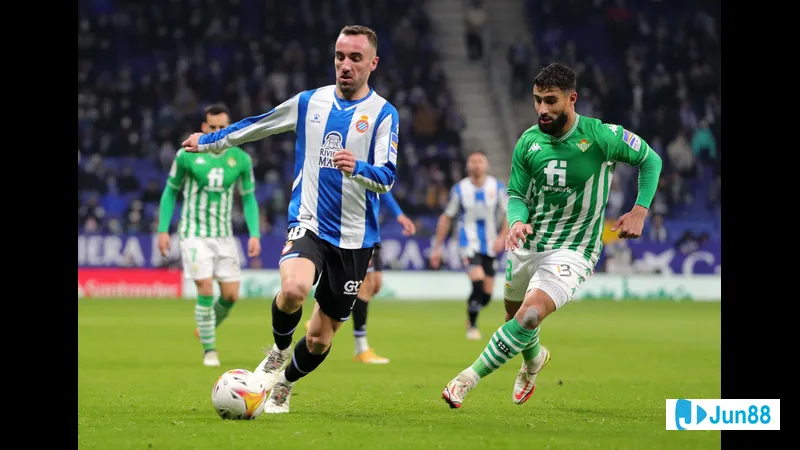 Cầu thủ của Espanyol nỗ lực cướp bóng khỏi cầu thủ của Real Betis trong trận đấu. Cầu thủ của Espanyol nỗ lực cướp bóng khỏi cầu thủ của Real Betis trong trận đấu.